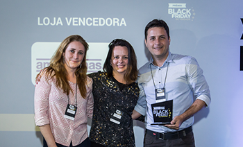 Isabella Ventura da Lomadee entregando o prêmio para Leonardo Rocha e Joana Rabello da Americanas.com
