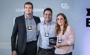 Gustavo Carvalho da CyberSource entregando o prêmio para Leonardo Rocha e Joana Rabello da Americanas.com