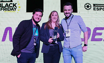 Bruno Félix da Rank myApp entregando prêmio para Graciela e Helton da Netshoes